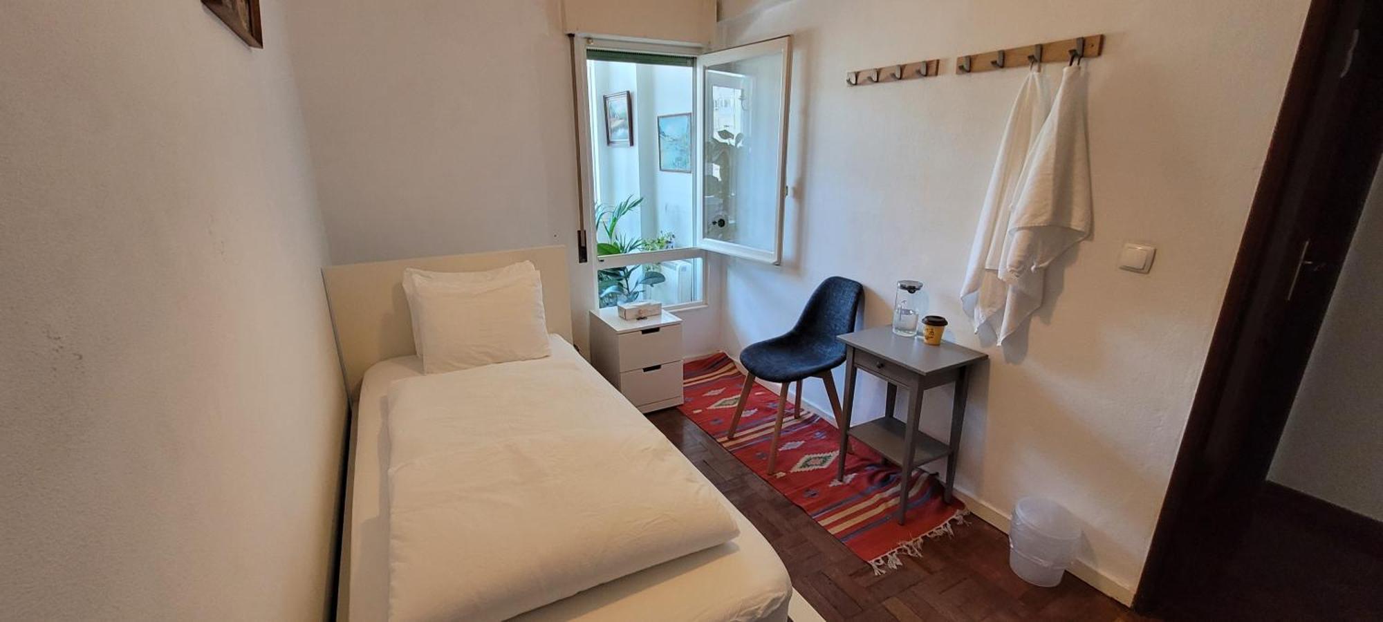 Privatunterkunft Cozy Near Airport , Metro And Train Station *